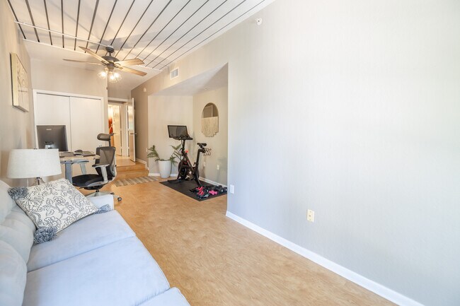 Building Photo - 520 S Armenia Ave