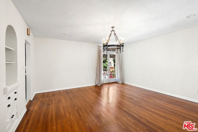 Building Photo - 119 N Orange Dr