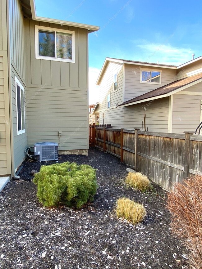 Building Photo - SW Bend Home Close to Old Mill & Deschutes River Trail
