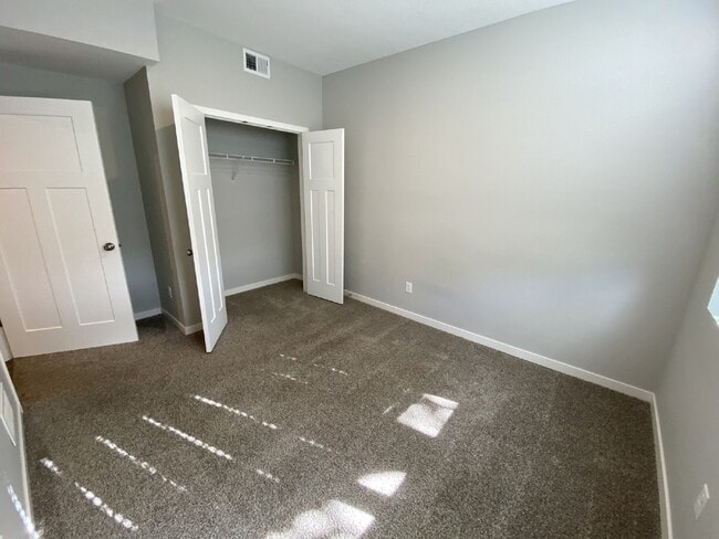 Building Photo - Modern Comfort Meets Urban Convenience in Longfellow!