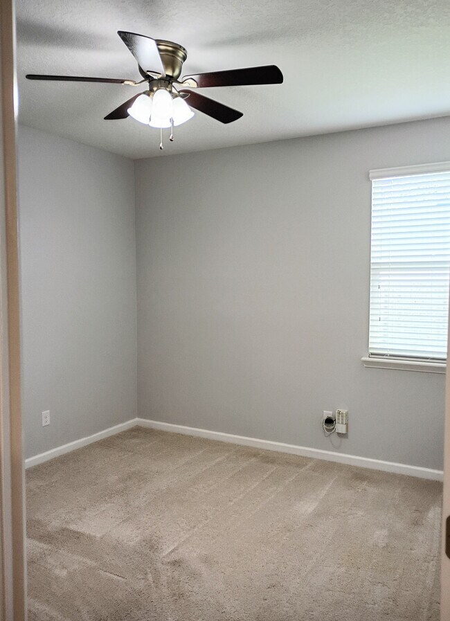 Building Photo - 112 Goldenrod Lake Dr