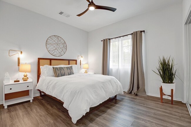 Building Photo - 2005 E Racquet Club Rd