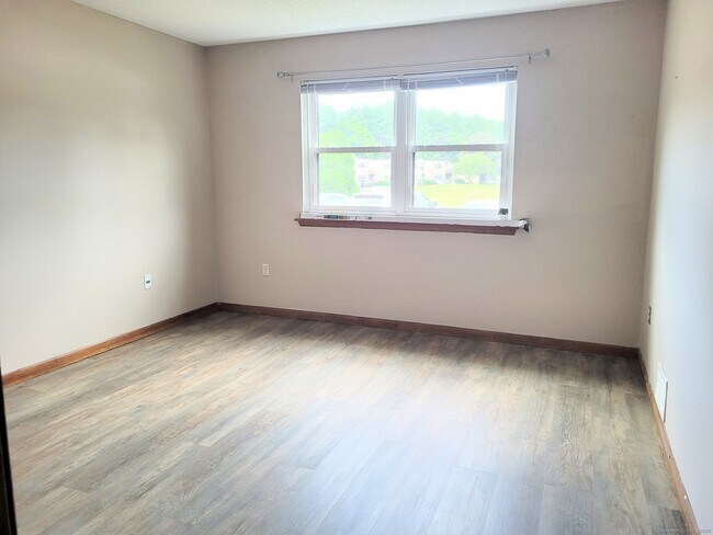Building Photo - 1103 Twin Circle Dr