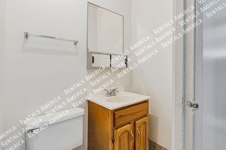 Building Photo - 3733 N Mountain Ave