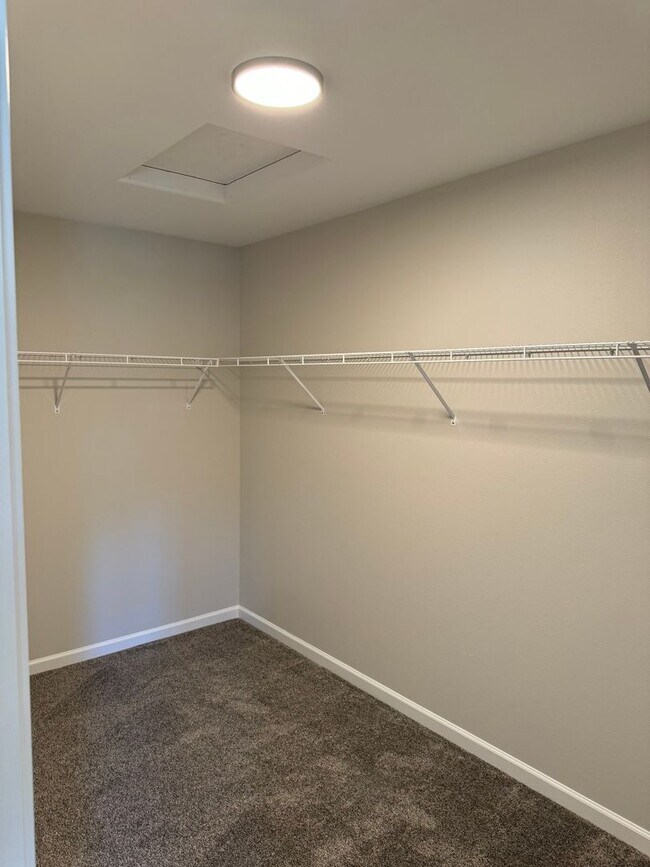 Building Photo - New 4 Bed / 2.5 Bath Duplex!