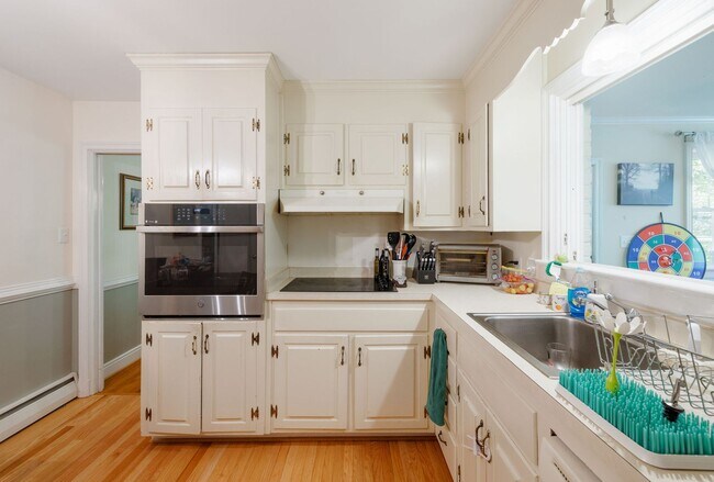 Building Photo - Beautiful Single-Level Home with In-Law Suite and Expansive Yard ***Available Early August 2026***
