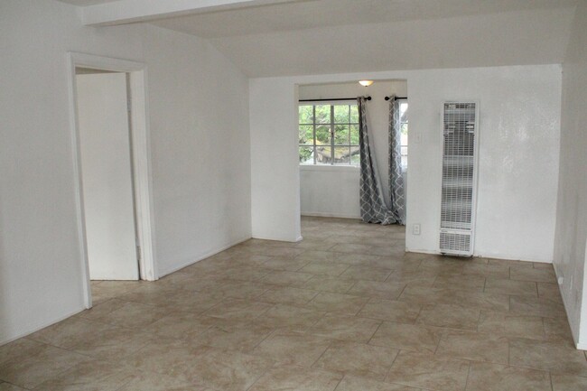 Building Photo - 1 Bedroom, 1 Bathroom House in Antioch wit...