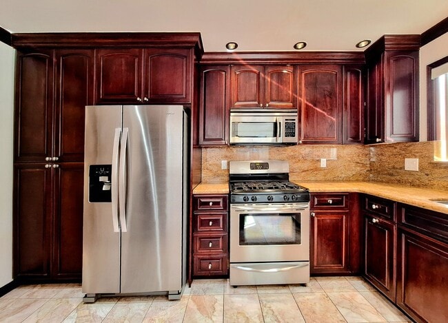 Building Photo - Beautiful 2bd Townhouse With Attached Garage, Private Patio, Pool/Hot Tub, & Clubhouse!