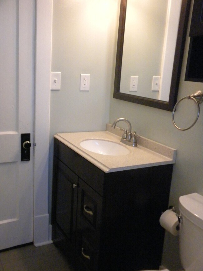 Building Photo - 3 bed/2 bath house - GRAD STUDENTS/PROFESS...