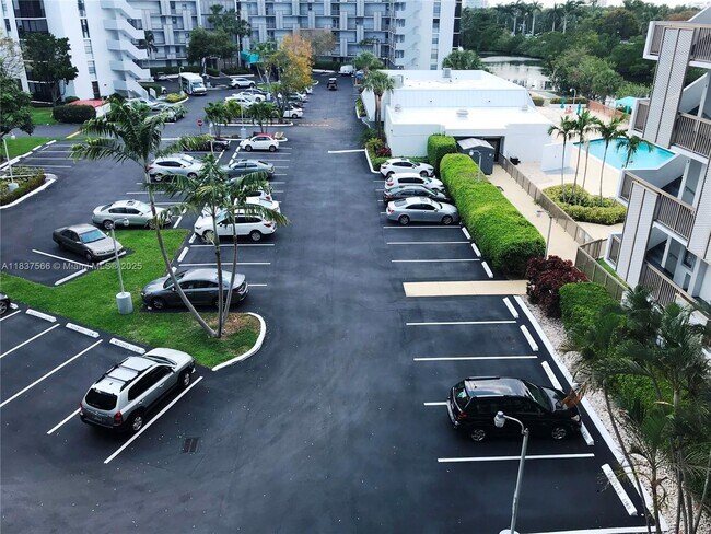 Building Photo - 3475 N Country Club Dr