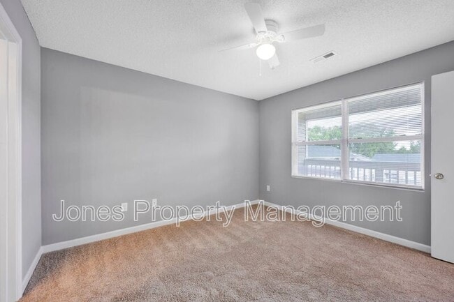 Building Photo - 301 Country Club Dr NE