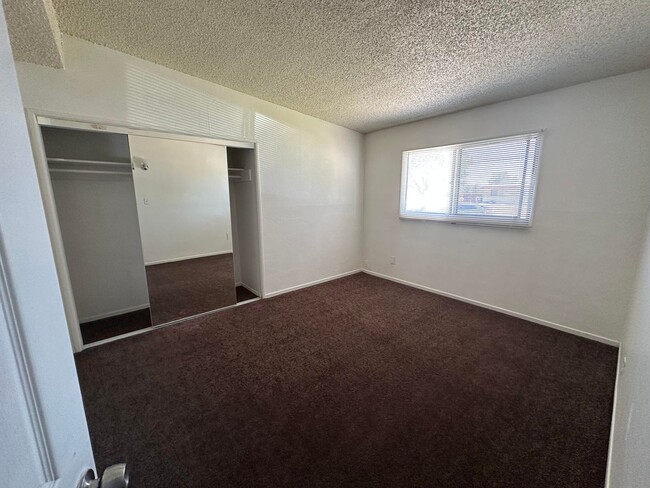 Building Photo - Adorable Apartment