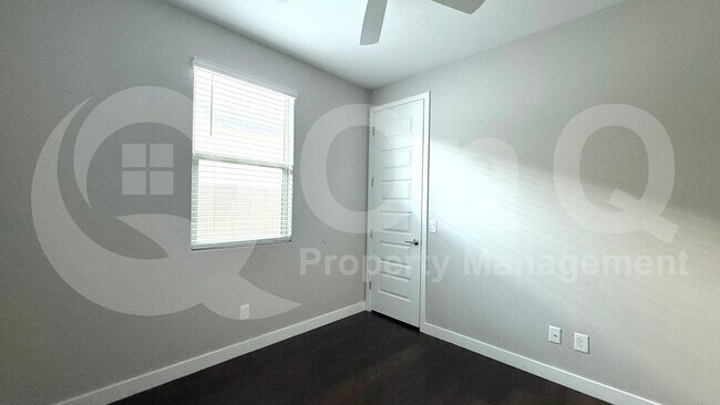 Building Photo - 9830 E Tahoe Ave