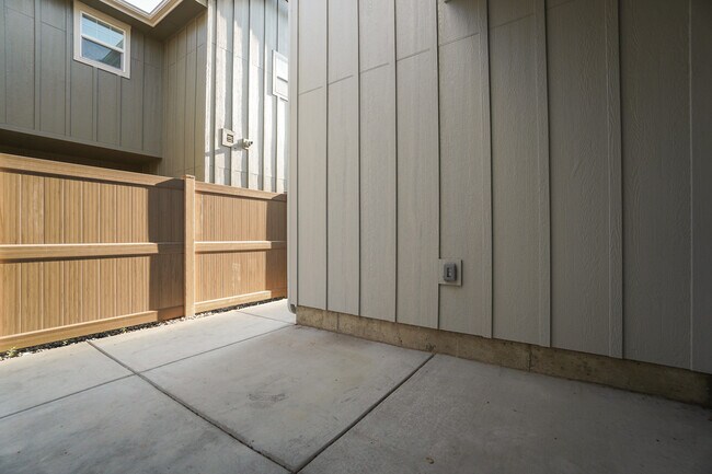 Building Photo - 150 N Edgewood Ln