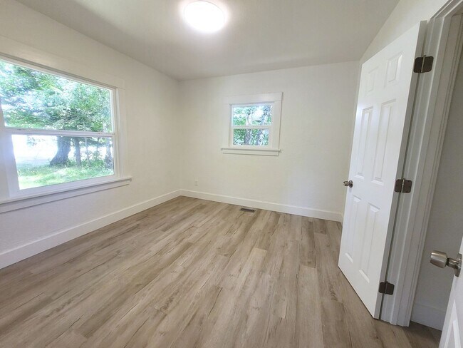 Building Photo - Remodeled 3 Bedroom Plus Office with Large...