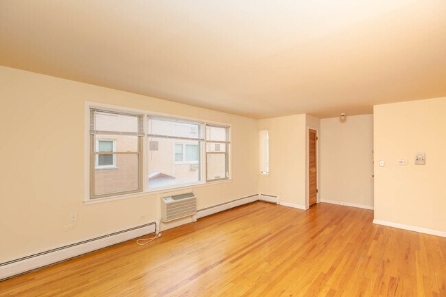 Building Photo - 1324 W Lunt Ave