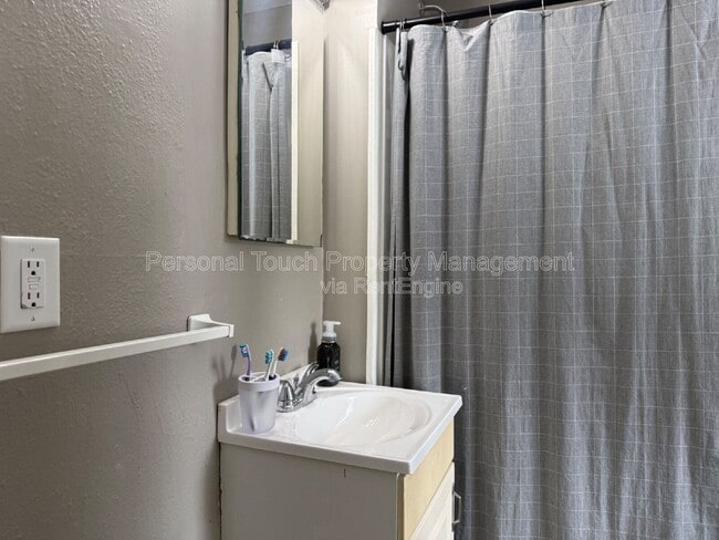 Building Photo - 606 5th St S