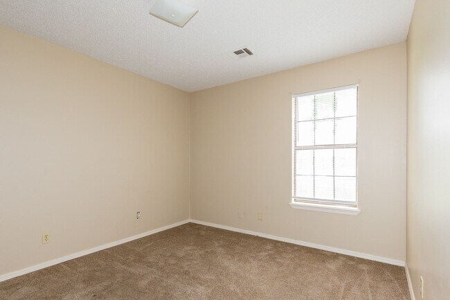 Building Photo - 1421 W Lillian St