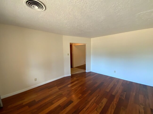 Building Photo - 3 Bedroom Single Story Home Available Near...