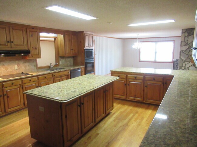 Building Photo - Denver Four Bedroom Home For Rent!