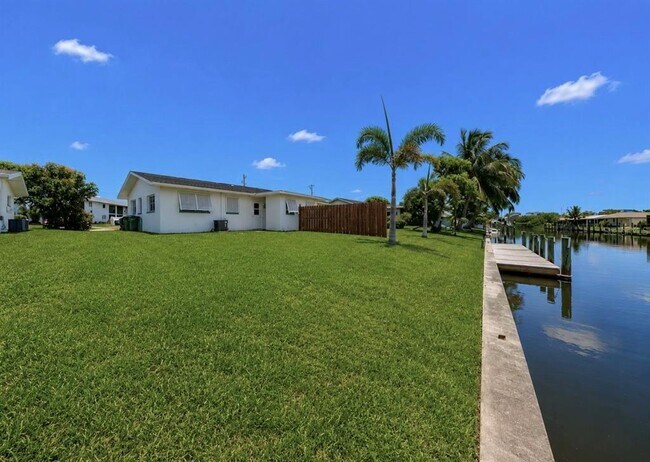 Building Photo - 4933 Victoria Dr