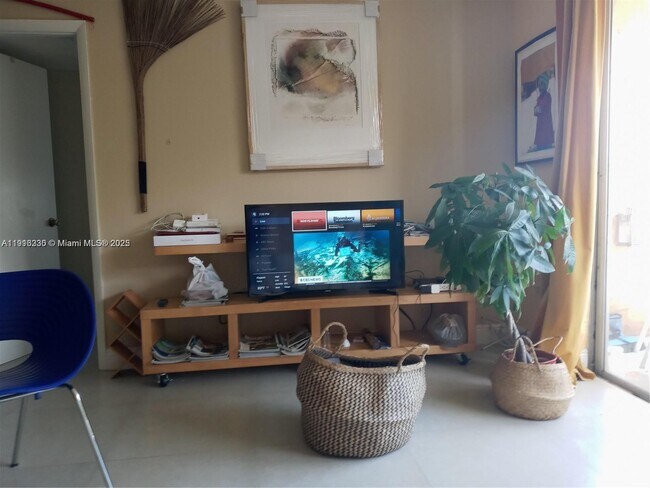 Building Photo - 9350 Fontainebleau Blvd