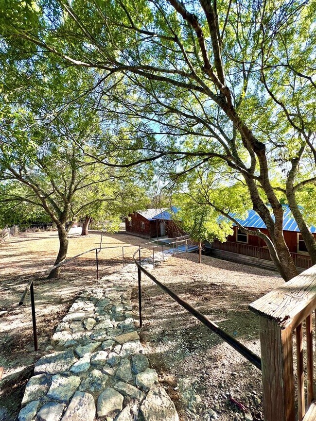 Building Photo - 2 Bedroom On Nicely Sized Lot