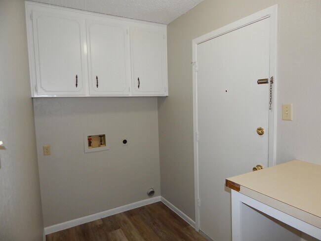 Building Photo - 4505 River Oaks Dr