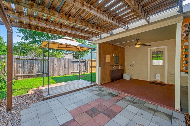 Building Photo - 2034 Wooded Oaks Dr