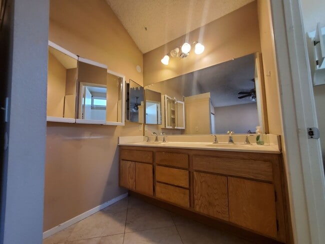 Building Photo - Single Family and Single Story Beautiful H...