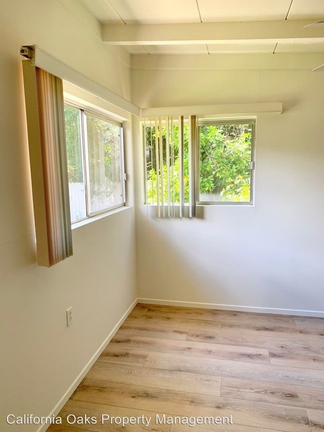 Building Photo - 409 E Oak St