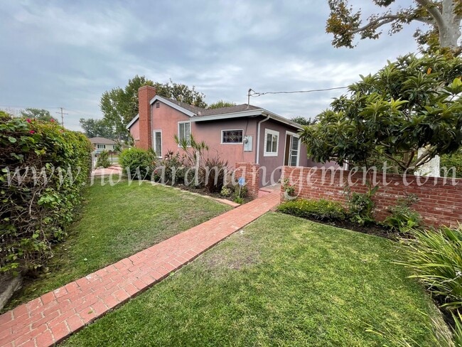 Building Photo - Beautiful Home On Corner Lot With Large Ba...