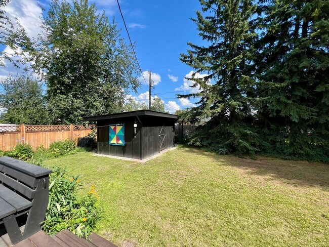 Building Photo - Available Nov 1st / Furnished / 1-Car Gara...