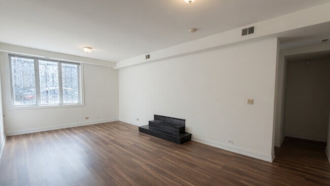 Building Photo - 3504 N Sheffield Ave