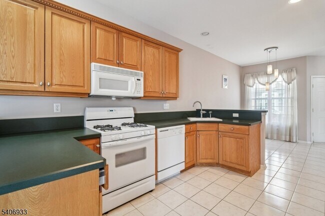 Building Photo - 163 Gladstone Dr