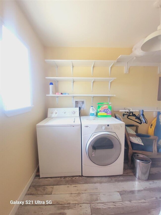 Building Photo - 1150 CR 405