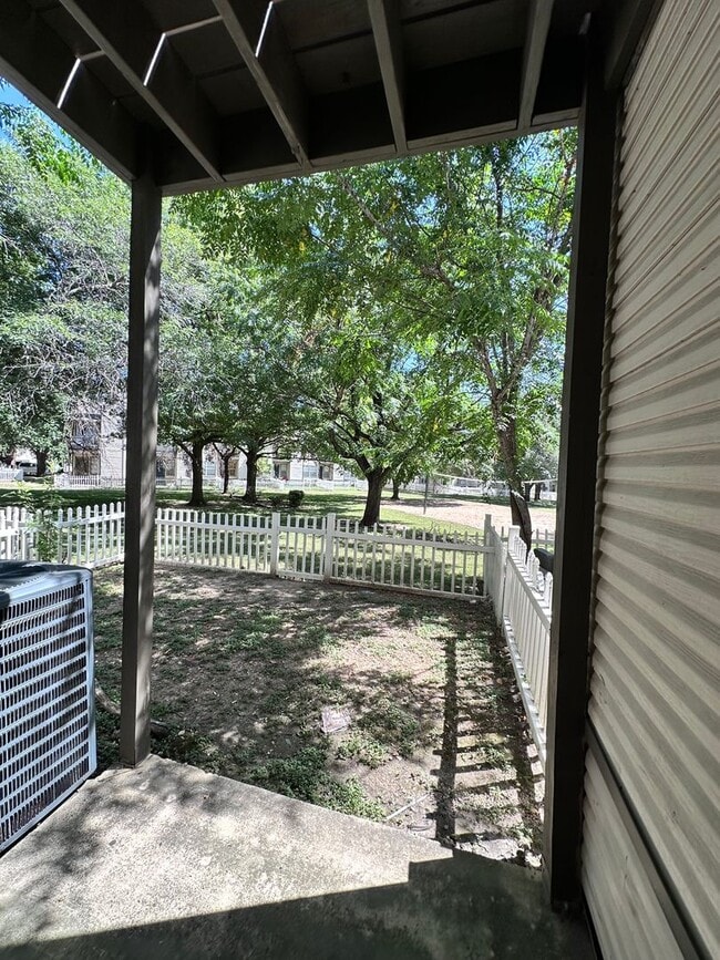Building Photo - Eastside Townwhome - River Crossing - Down...