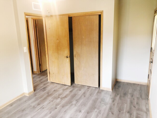 Building Photo - Stunning Glendale 2 BR Apartment!