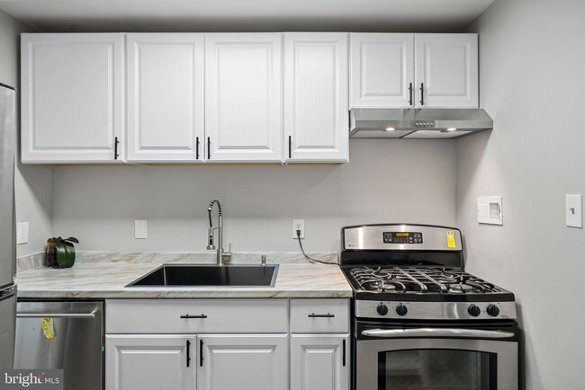 Building Photo - 7204 Donnell Pl