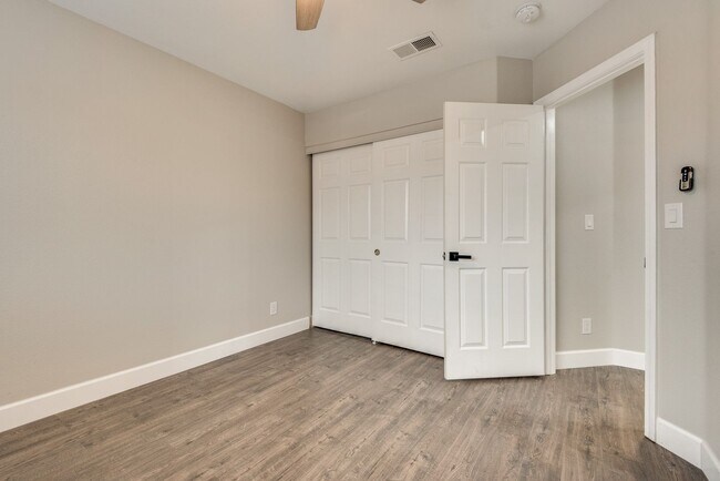 Building Photo - Gorgeous, recently renovated Green Valley ...