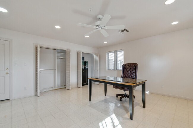 Building Photo - 8423 E Thunderbird Rd