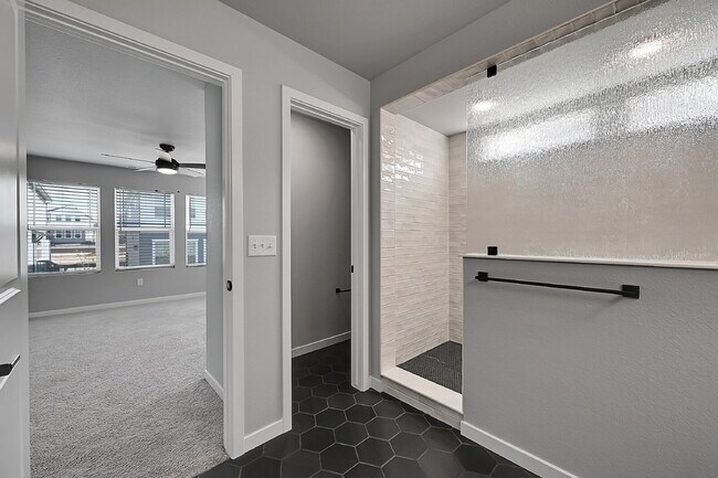 Building Photo - $2,495.00, 3 bed,2.5 bath located in Color...