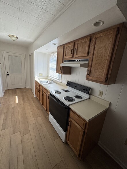 Kitchen - 118 Riverside Dr