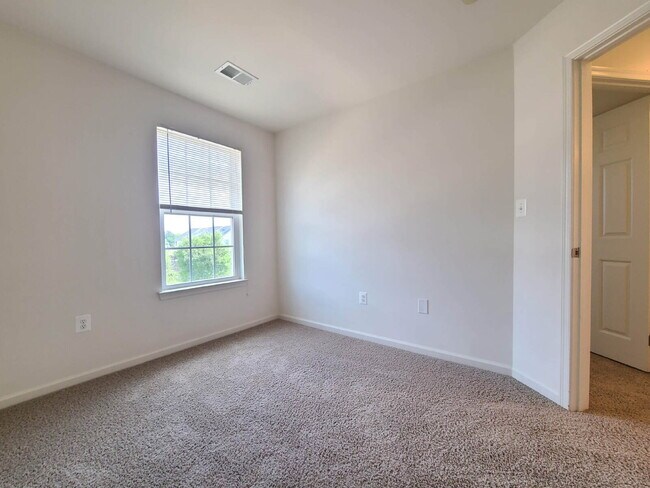 Building Photo - 3-Level TH, 3 BR, 2.5 BA, Garage