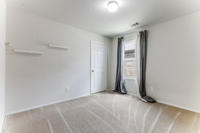 Building Photo - "Charming 3-Bedroom Home with 2.5 Baths and Spacious Living in Fort Worth!"