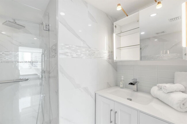 Building Photo - 1155 Brickell Bay Dr