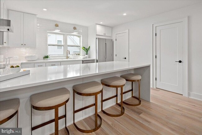 Building Photo - 909 N Irving St