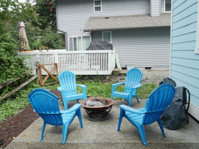 Building Photo - Beautiful, Fully Furnished, Maple Valley H...