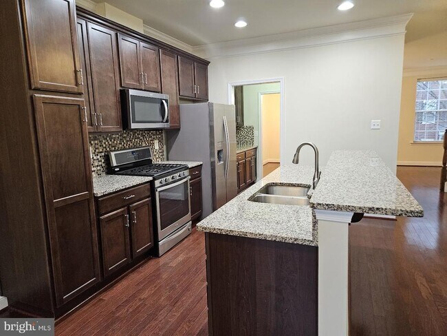 Building Photo - 6041 Maple Hill Rd