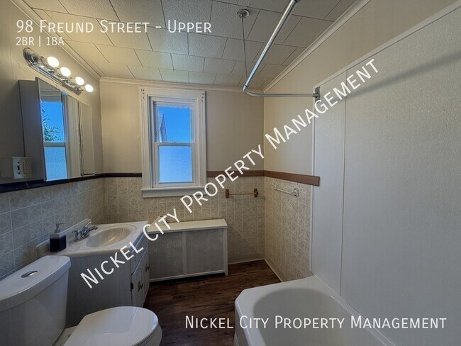 Building Photo - 98 Freund St